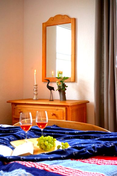 Blick vom Bett Richtung Kommode