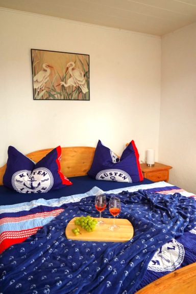 Schlafzimmer mit bezogenem Bett