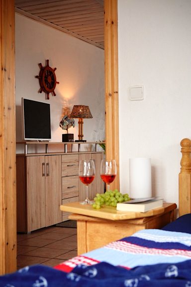 Schlafzimmer mit Blick ins Wohnzimmer