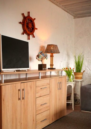 Sideboard mit TV und maritimer Deko